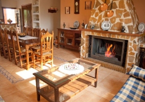 Salón comedor con chimenea y ventanas