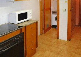 Sala de estar y comedor con una chimenea y la mesa de comedor