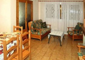 Amplia terraza con mesa y sillas