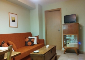 Sala de estar con la mesa de madera y sillones