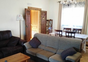Sala de estar con sillones y mesa de madera