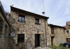 Fachada de la casa y zona de aparcamiento